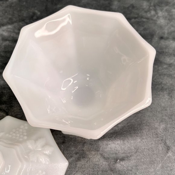 Vintage Anchor Hocking Milk Glass Pedestal Dish with Lid Candy Treats Grapevine - Picture 6 of 12